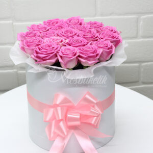19 розовых роз в коробке