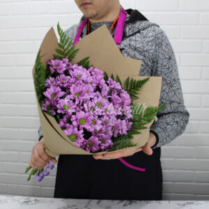 Букет из 9 розовых хризантем с зеленью
