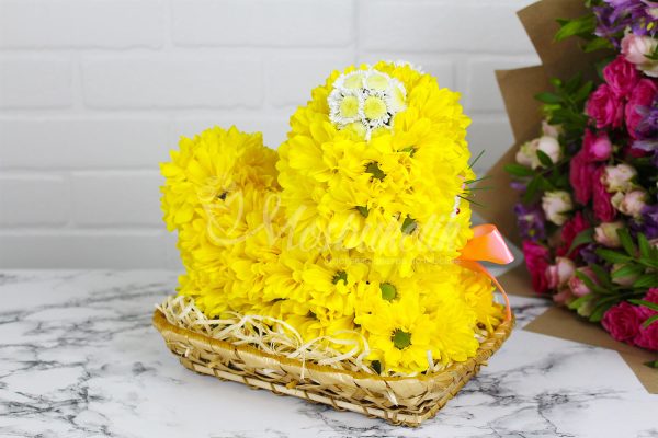 Игрушка из живых цветов в Москве недорого кошка желтая