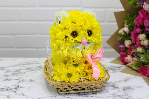 Игрушка из живых цветов в Москве недорого кошка желтая
