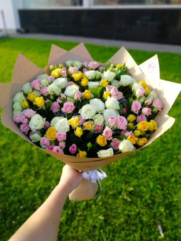 Букет из 29 кустовых роз в Москве
