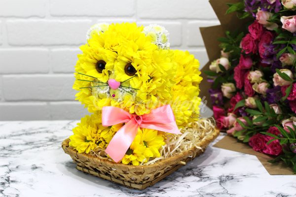 Игрушка из живых цветов в Москве недорого кошка желтая
