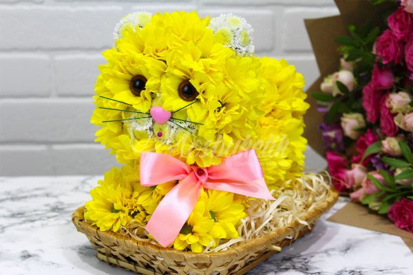 Игрушка из живых цветов в Москве недорого кошка желтая
