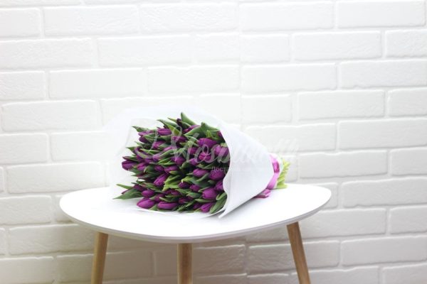 Букет из 51 фиолетовых тюльпанов — изображение 4