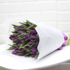 Букет из 51 фиолетовых тюльпанов