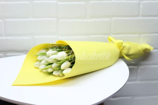 Букет из 15 белых тюльпанов