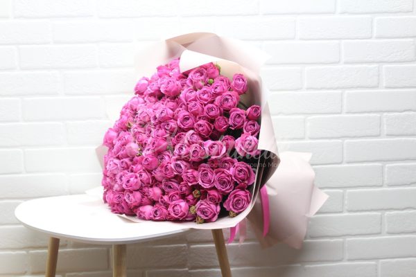 Букет из 49 пионовидной кустовой розы Мисти Баблс — изображение 3