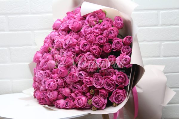 Букет из 49 пионовидной кустовой розы Мисти Баблс