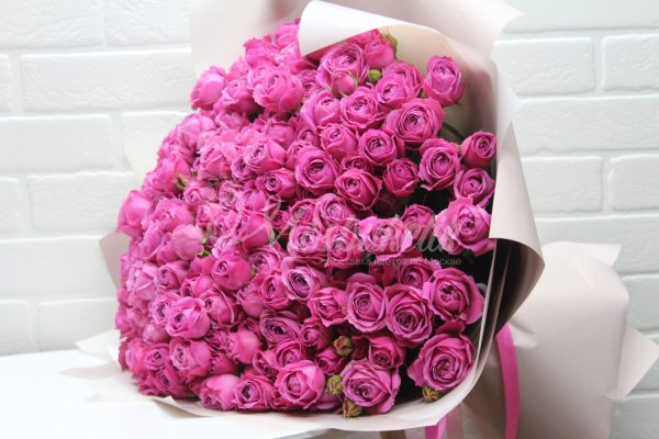 Букет из 49 пионовидной кустовой розы Мисти Баблс — изображение 4