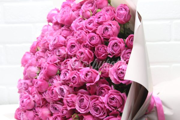 Букет из 49 пионовидной кустовой розы Мисти Баблс — изображение 2