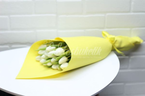 Белые тюльпаны в Москве