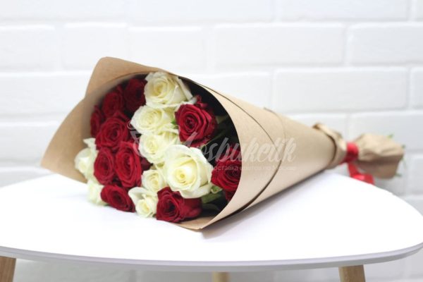 Букет из 19 микс роз в москве