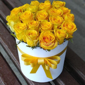 19 жёлтых роз в коробке
