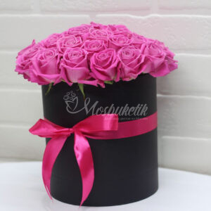 25 розовых роз в коробке