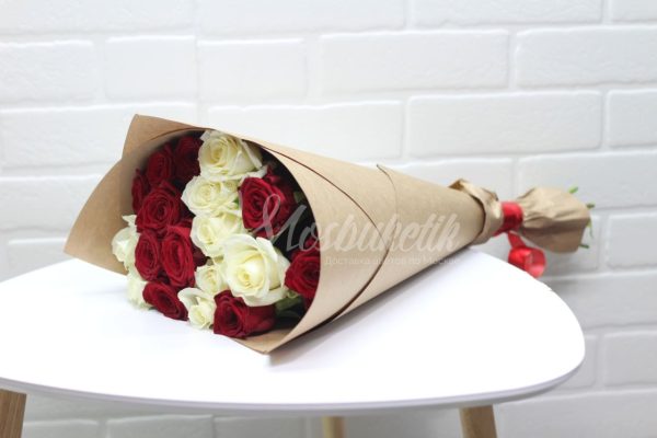 Букет из 19 микс роз в крафте — изображение 5