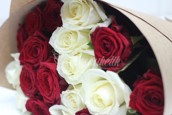 Букет из 19 микс роз в крафте — изображение 4