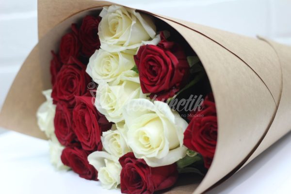 Букет из 19 микс роз в крафте — изображение 3