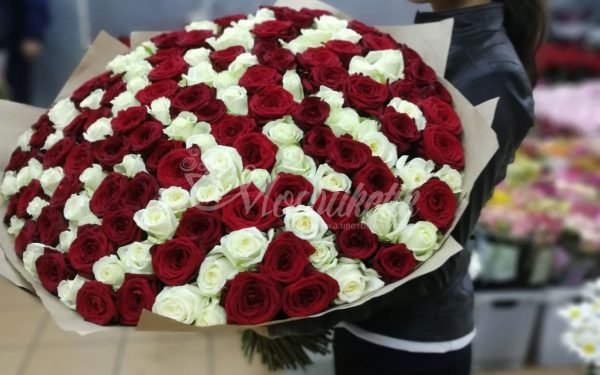 Букет из 101 микс роз 70 см — изображение 2