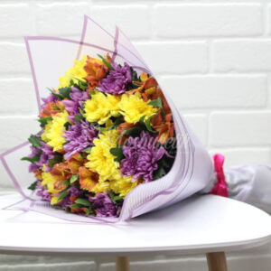 Авторский букет из хризантем и альстромерий