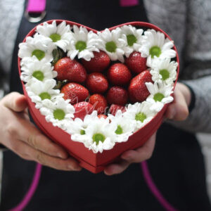 Сердечко из хризантем с клубникой