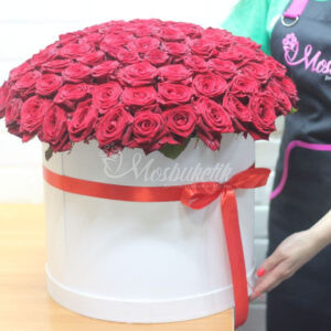 101 красных роз в шляпной коробке