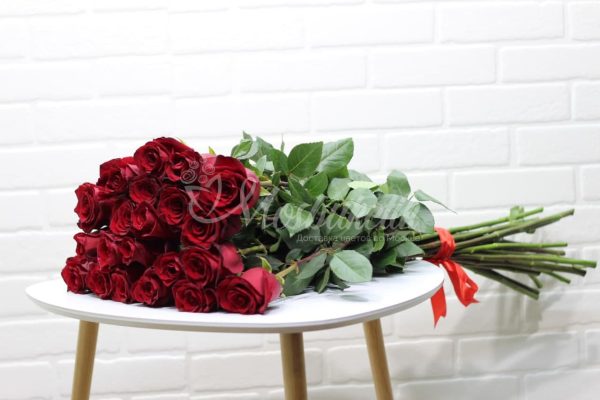 Букет из 25 эквадорских роз в ленте — изображение 4