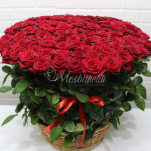 101 красных роз в корзине