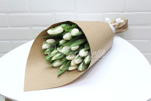 Букет из 21 белых тюльпанов