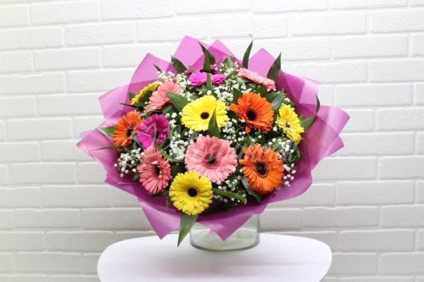 Авторский букет из 15 гербер с зеленью