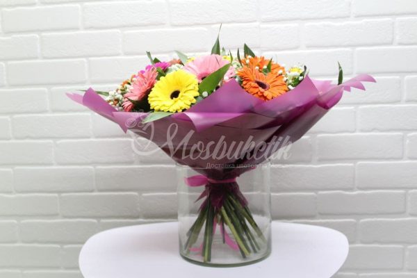 Авторский букет из 15 гербер с зеленью — изображение 6