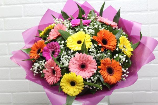 Авторский букет из 15 гербер с зеленью — изображение 2