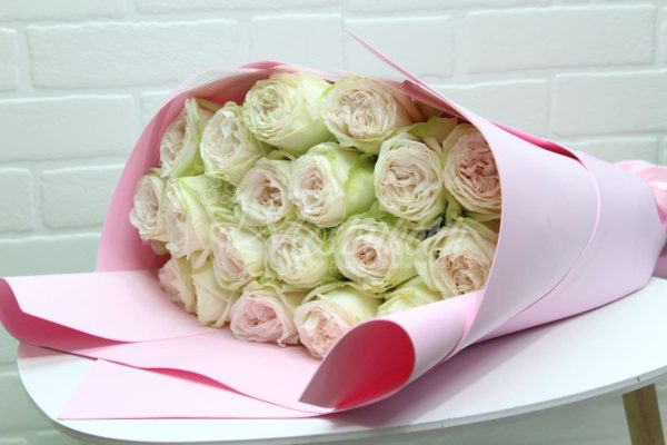 Букет из 25 пионовидных эквадорских роз — изображение 2