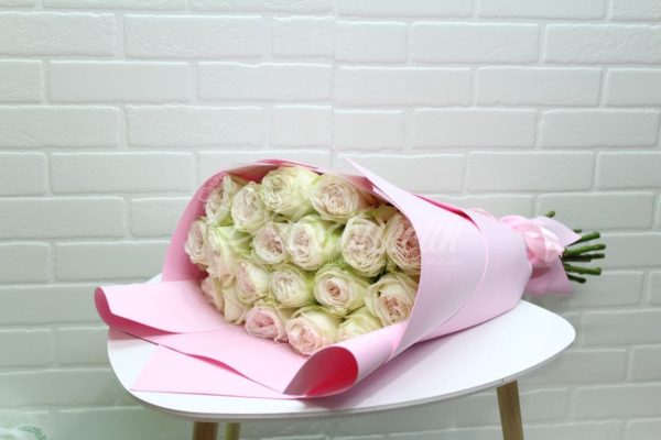 Букет из 25 пионовидных эквадорских роз — изображение 3