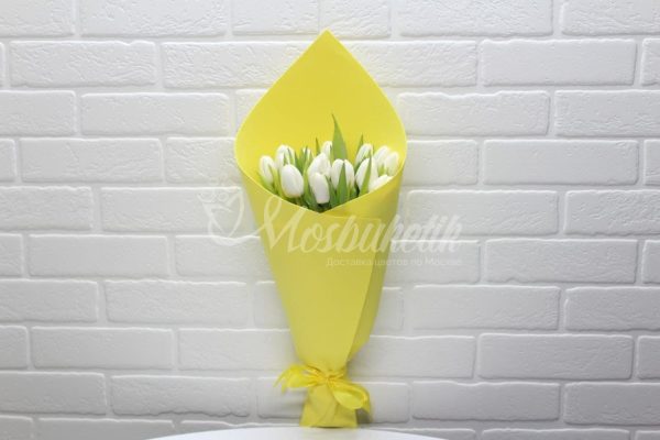 Букет из 15 белых тюльпанов