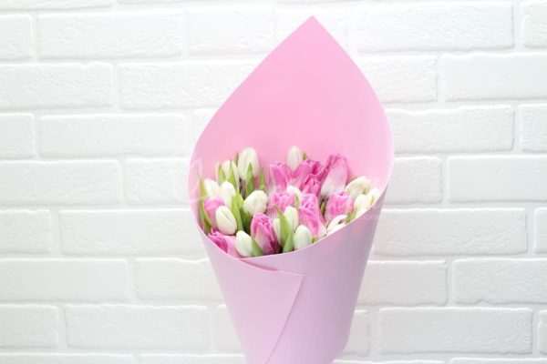 Букет из 25 бело-розовых тюльпанов