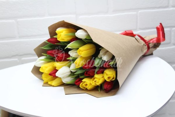 Букет из 31 микс тюльпанов