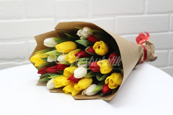 Букет из 31 микс тюльпанов