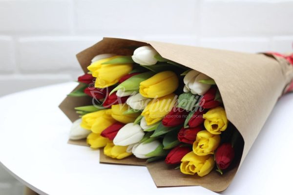 Букет из 31 микс тюльпанов