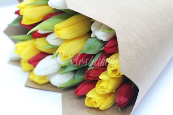 Букет из 31 микс тюльпанов