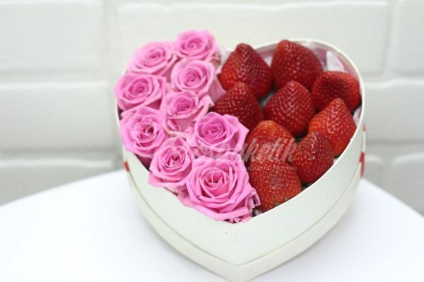 Подарок из клубники в коробке — изображение 6