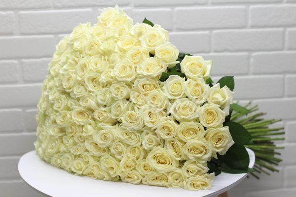 Букет из 101 белых роз 70 см в ленте