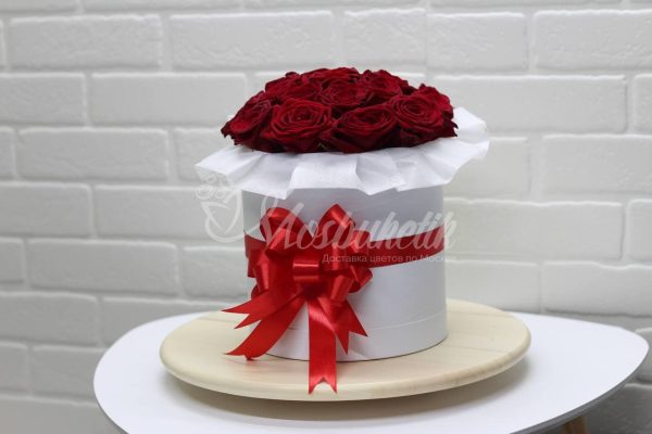 19 красных роз в белой коробке — изображение 2