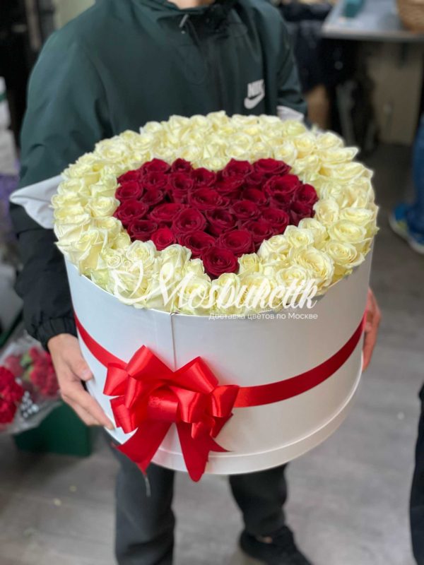 101 роза "Красное Сердце" в коробке