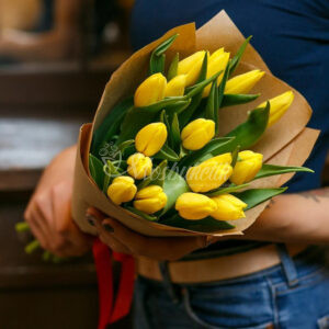 Букет из 19 жёлтых тюльпанов в крафте