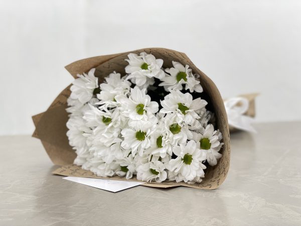 Букет из 5 белых кустовых хризантем — изображение 3