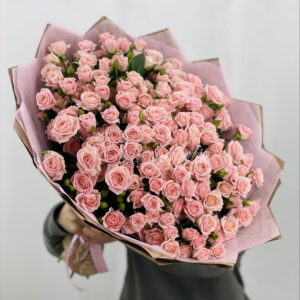 Букет из 29 нежных кустовых роз 60 см