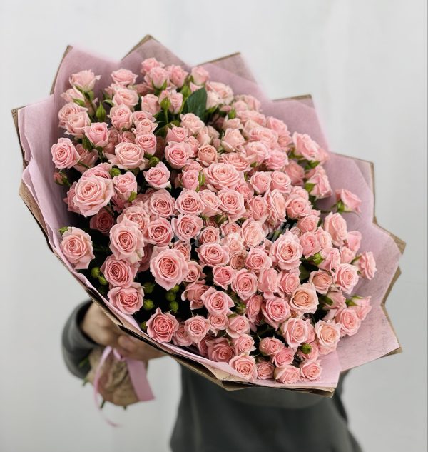 Букет из 29 нежных кустовых роз 60 см
