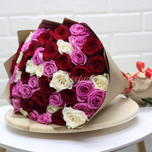 Букет из 51 микс роз 50 см в крафте