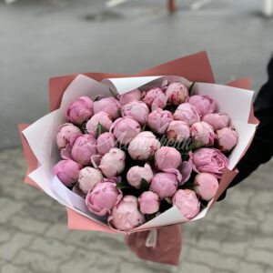 Букет из 29 розовых пионов