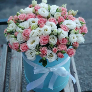 Кустовые розы с эустомами в коробке